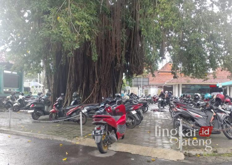 DPRD Pati Ungkap Proyek Parkir RSUD Soewondo Terhenti karena Aturan Cagar Budaya 25 Ilustrasi: Sejumlah kendaraan parkir di halaman RSUD Soewondo pada 2025. (Lingkarjateng.id)