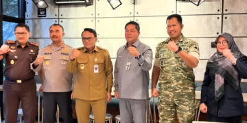 Ketua DPRD Pati Ali Badrudin foto bersama Plt Bupati Pati Risma Ardhi Chandra, Dandim 0718/Pati, dan Kapolresta Pati dalam acara Ngopi Sore di Brotherhood Caffe, Selasa, 13 Juli 2026. (Instagram Pemkab Pati)