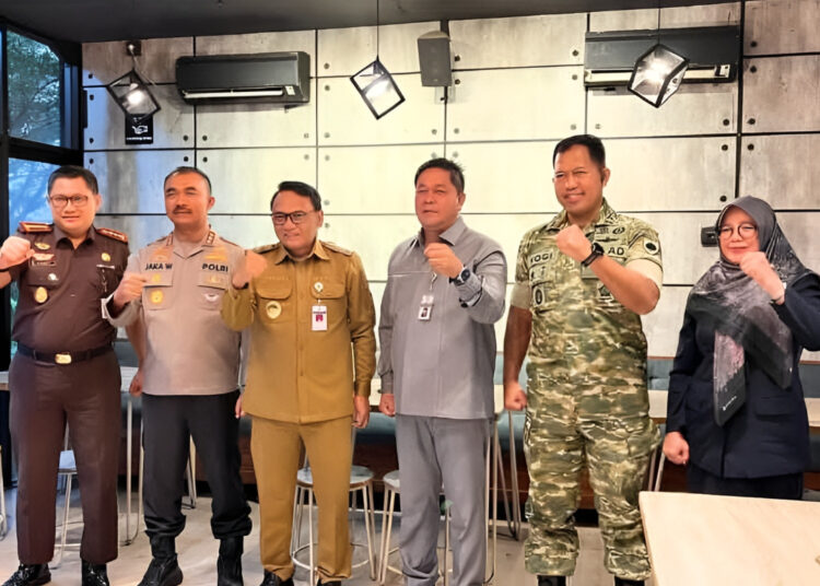 Ketua DPRD Pati Ali Badrudin foto bersama Plt Bupati Pati Risma Ardhi Chandra, Dandim 0718/Pati, dan Kapolresta Pati dalam acara Ngopi Sore di Brotherhood Caffe, Selasa, 13 Juli 2026. (Instagram Pemkab Pati)