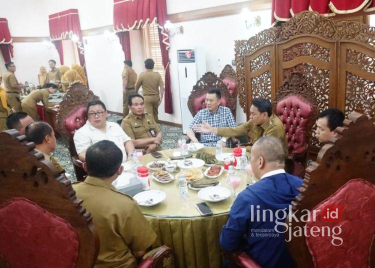 Pertemuan investor asal Cina dengan Plt Bupati Pati Risma Ardhi Chandra dan jajaran di Ruang Pringgitan Dalam, Kompleks Pendopo Kabupaten Pati, Selasa, 14 Juli 2026. (Dok. Pemkab Pati/Lingkarjateng.id) 