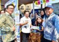 Plt Bupati Pekalongan Sukirman, mengunjungi stand expo mahasiswa KKN Tematik Pembelajaran Pemberdayaan Masyarakat (PPM) Universitas Pekalongan (Unikal) Periode II Tahun Akademik 2025/2026 di Aula Kecamatan Karanganyar, Jumat, 3 Juli 2026. (Fahri Akbar/Lingkarjateng.id)