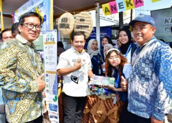 Plt Bupati Pekalongan Sukirman, mengunjungi stand expo mahasiswa KKN Tematik Pembelajaran Pemberdayaan Masyarakat (PPM) Universitas Pekalongan (Unikal) Periode II Tahun Akademik 2025/2026 di Aula Kecamatan Karanganyar, Jumat, 3 Juli 2026. (Fahri Akbar/Lingkarjateng.id)