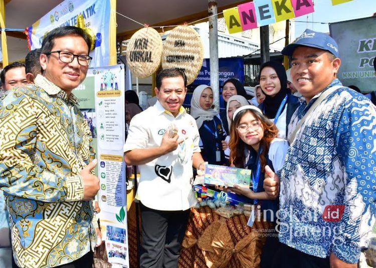 Hadiri Penarikan KKN Unikal, Plt Bupati Pekalongan Dorong Pengelolaan Sampah Berkelanjutan 25 Plt Bupati Pekalongan Sukirman, mengunjungi stand expo mahasiswa KKN Tematik Pembelajaran Pemberdayaan Masyarakat (PPM) Universitas Pekalongan (Unikal) Periode II Tahun Akademik 2025/2026 di Aula Kecamatan Karanganyar, Jumat, 3 Juli 2026. (Fahri Akbar/Lingkarjateng.id)