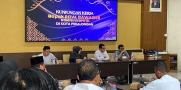 Anggota DPR RI Rizal Bawazier (dua kanan) berdialog dengan jajaran pemerintah daerah, camat, lurah, dan para pemangku kepentingan saat kunjungan daerah pemilihan (dapil) di Ruang Buketan Setda Kota Pekalongan, Jumat, 3 Juli 2026. (Fahri Akbar/Lingkarjateng.id)
