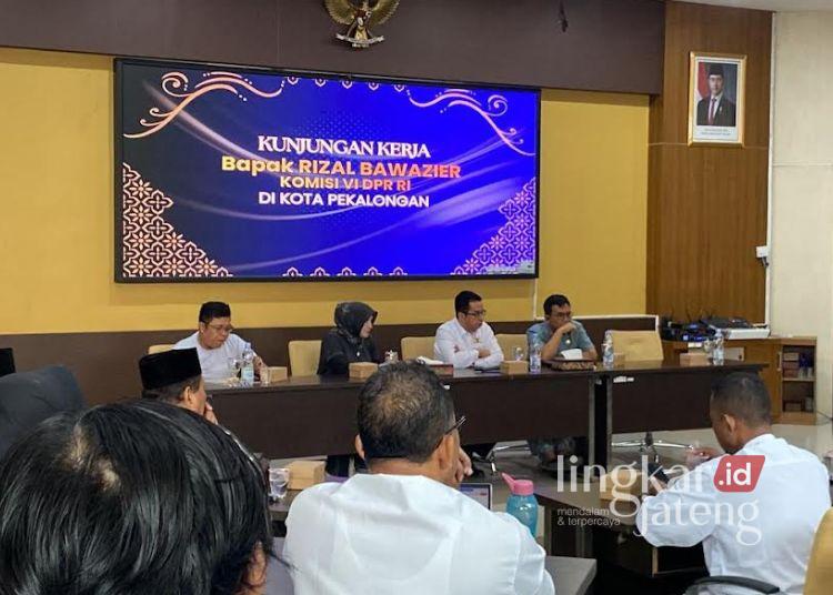 Kunjungan Komisi VI DPR, Penanganan Banjir Rob Jadi Aspirasi Utama Warga Kota Pekalongan 25 Anggota DPR RI Rizal Bawazier (dua kanan) berdialog dengan jajaran pemerintah daerah, camat, lurah, dan para pemangku kepentingan saat kunjungan daerah pemilihan (dapil) di Ruang Buketan Setda Kota Pekalongan, Jumat, 3 Juli 2026. (Fahri Akbar/Lingkarjateng.id)