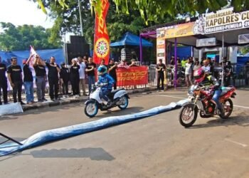 Kapolres Pekalongan AKBP Rachmad C. Yusuf secara resmi membuka Kapolres Pekalongan Cup Drag Bike Pemula 2026 di Komplek Pemkab Pekalongan, Kajen, Minggu, 5 Juli 2026. (Fahri Akbar/Lingkarjateng.id)