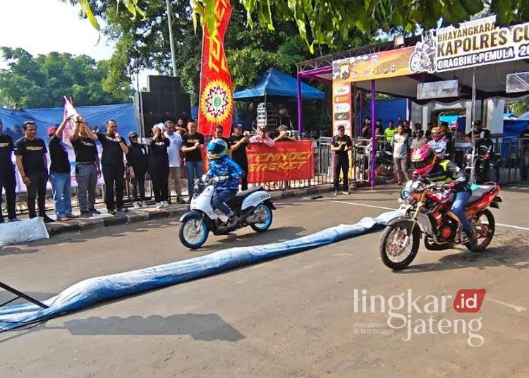 Kapolres Pekalongan AKBP Rachmad C. Yusuf secara resmi membuka Kapolres Pekalongan Cup Drag Bike Pemula 2026 di Komplek Pemkab Pekalongan, Kajen, Minggu, 5 Juli 2026. (Fahri Akbar/Lingkarjateng.id)