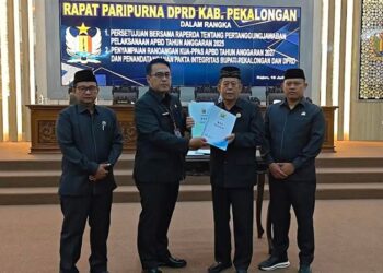 Pertanggungjawaban APBD Kabupaten Pekalongan 2025 Disepakati, KUA-PPAS 2027 Mulai Dibahas 26 Sekretaris Daerah Kabupaten Pekalongan, M Yulian Akbar menyerahkan dokumen Rancangan Kebijakan Umum Anggaran dan Prioritas Plafon Anggaran Sementara (KUA-PPAS) APBD Tahun Anggaran 2027 kepada Ketua DPRD Kabupaten Pekalongan dalam Rapat Paripurna, Jumat, 10 Juli 2026 malam. (Fahri Akbar/Lingkarjateng.id)