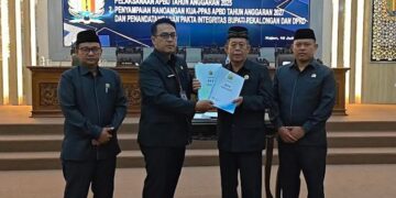 Sekretaris Daerah Kabupaten Pekalongan, M Yulian Akbar menyerahkan dokumen Rancangan Kebijakan Umum Anggaran dan Prioritas Plafon Anggaran Sementara (KUA-PPAS) APBD Tahun Anggaran 2027 kepada Ketua DPRD Kabupaten Pekalongan dalam Rapat Paripurna, Jumat, 10 Juli 2026 malam. (Fahri Akbar/Lingkarjateng.id)