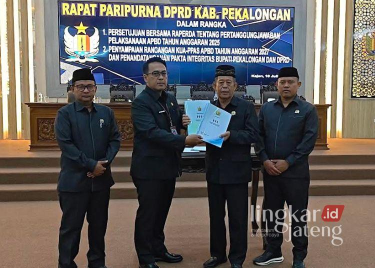 Sekretaris Daerah Kabupaten Pekalongan, M Yulian Akbar menyerahkan dokumen Rancangan Kebijakan Umum Anggaran dan Prioritas Plafon Anggaran Sementara (KUA-PPAS) APBD Tahun Anggaran 2027 kepada Ketua DPRD Kabupaten Pekalongan dalam Rapat Paripurna, Jumat, 10 Juli 2026 malam. (Fahri Akbar/Lingkarjateng.id)