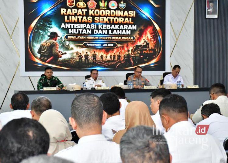 Plt Bupati Pekalongan Sukirman bersama unsur Forkopimda, kepala OPD, camat, dan pemangku kepentingan lainnya saat mengikuti Rapat Koordinasi Lintas Sektoral Antisipasi Kebakaran Hutan dan Lahan di Aula Setia Polres Pekalongan, Rabu, 15 Juli 2026. (Fahri Akbar/Lingkarjateng.id) 