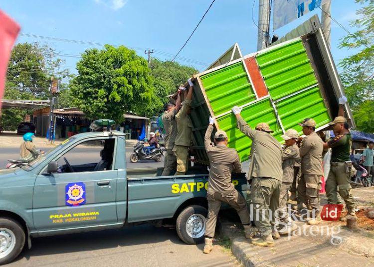 PKL di Kawasan Gemek Pekalongan Ditertibkan, Bangunan Liar Dibongkar 25 Petugas Satpol PP Kabupaten Pekalongan membongkar bangunan liar saat penertiban pedagang kaki lima (PKL) di kawasan Gemek, Desa Karangdowo, Kecamatan Kedungwuni, Selasa, 21 Juli 2026. (Fahri Akbar/Lingkarjateng.id)