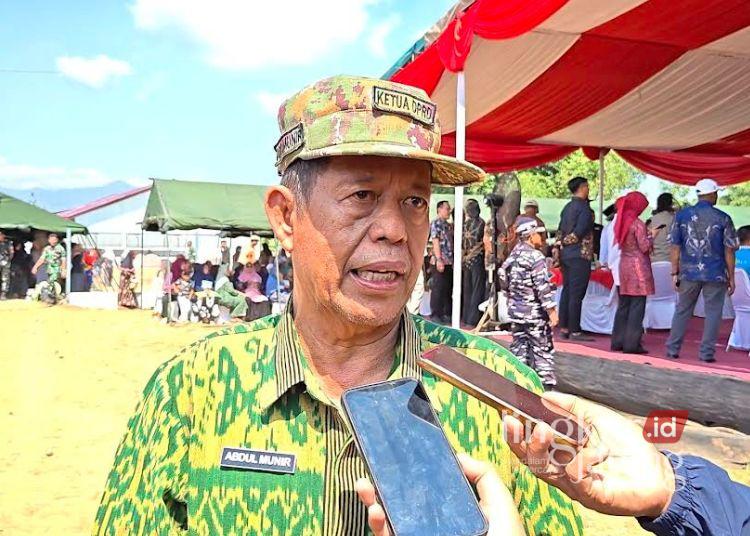Ketua DPRD Kabupaten Pekalongan Abdul Munir memberikan keterangan kepada awak media usai menghadiri peresmian Jembatan Garuda di Desa Galangpengampon, Kecamatan Wonopringgo, Kamis, 23 Juli 2026. (Fahri Akbar/Lingkarjateng.id)