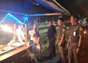 Marak ‘Angkringan Tobrut’, Plt Bupati Pekalongan Perketat Pengawasan dan Siapkan Sanksi 29 Petugas Satpol PP Kabupaten Pekalongan melakukan pengecekan dan pembinaan kepada pengelola angkringan di kawasan Alun-alun Kajen dan Kompleks Perkantoran Bupati Pekalongan, Kamis, 23 Juli 2026 malam. (Dok. Satpol PP Kabupaten Pekalongan/Lingkarjateng.id)