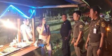 Petugas Satpol PP Kabupaten Pekalongan melakukan pengecekan dan pembinaan kepada pengelola angkringan di kawasan Alun-alun Kajen dan Kompleks Perkantoran Bupati Pekalongan, Kamis, 23 Juli 2026 malam. (Dok. Satpol PP Kabupaten Pekalongan/Lingkarjateng.id)