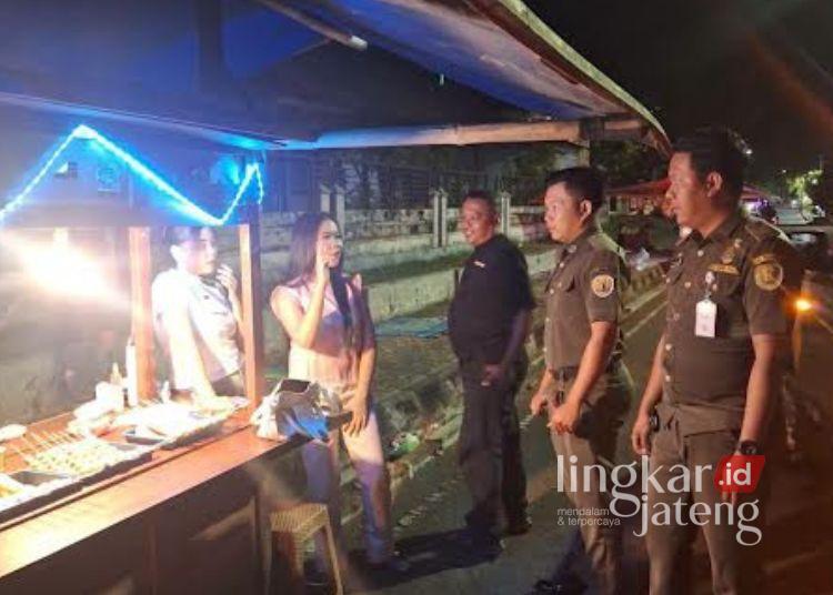 Marak ‘Angkringan Tobrut’, Plt Bupati Pekalongan Perketat Pengawasan dan Siapkan Sanksi 25 Petugas Satpol PP Kabupaten Pekalongan melakukan pengecekan dan pembinaan kepada pengelola angkringan di kawasan Alun-alun Kajen dan Kompleks Perkantoran Bupati Pekalongan, Kamis, 23 Juli 2026 malam. (Dok. Satpol PP Kabupaten Pekalongan/Lingkarjateng.id)