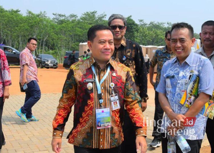 Dukung Program 3 Juta Rumah, Pemkab Pekalongan Sudah Bebaskan BPHTB dan PBG Senilai Rp3 M 25 Plt Bupati Pekalongan Sukirman saat menghadiri Akad Massal KPR Bersubsidi di Kabupaten Batang, Kamis, 30 Juli 2026. (Dok. Prokompim Kabupaten Pekalongan)