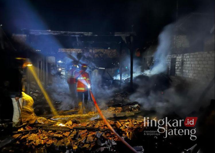Rumah Warga Sumber Rembang Ludes Terbakar, Api Diduga dari Pembakaran Kotoran Sapi 25 Petugas BPBD Rembang melakukan upaya pemadaman rumah warga Desa Logung, Kecamatan Sumber, Kabupaten Rembang yang terbakar pada Rabu, 8 Juli 2026 malam. (Dok. Pribadi/Lingkarjateng.id)