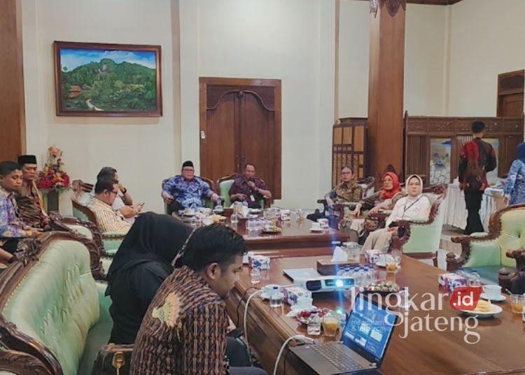 Rembang Siapkan Skema Bundling PBB dan Pajak Kendaraan untuk Dongkrak Pendapatan Daerah 25 Pemerintah Kabupaten (Pemkab) Rembang bersama Badan Pengelola Pendapatan Daerah (Bapenda) Provinsi Jawa Tengah dalam kegiatan Sinergitas Penanganan Tunggakan Pajak Kendaraan Bermotor Berbasis Kewilayahan di Rumah Dinas Bupati Rembang, Selasa, 14 Juli 2026. (Vicky Rio/Lingkarjateng.id)