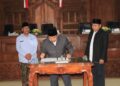 Ketua DPRD Rembang Abdul Rouf menandatangani Rancangan Peraturan Daerah (Raperda) tentang Pertanggungjawaban Pelaksanaan APBD Tahun Anggaran 2025 yang disaksikan oleh Bupati Rembang, H. Harno (kiri), Kamis, 17 Juli 2026. (Vicky Rio/Lingkarjateng.id)