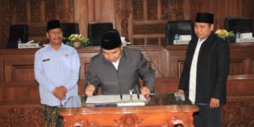 Ketua DPRD Rembang Abdul Rouf menandatangani Rancangan Peraturan Daerah (Raperda) tentang Pertanggungjawaban Pelaksanaan APBD Tahun Anggaran 2025 yang disaksikan oleh Bupati Rembang, H. Harno (kiri), Kamis, 17 Juli 2026. (Vicky Rio/Lingkarjateng.id)