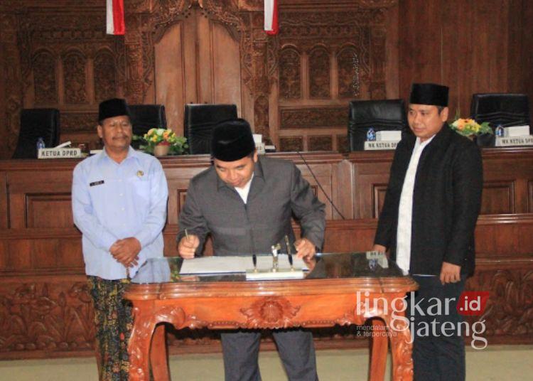 Raperda Pertanggungjawaban APBD 2025 Disetujui, Bupati Rembang Apresiasi Sinergi Seluruh Pihak 25 Ketua DPRD Rembang Abdul Rouf menandatangani Rancangan Peraturan Daerah (Raperda) tentang Pertanggungjawaban Pelaksanaan APBD Tahun Anggaran 2025 yang disaksikan oleh Bupati Rembang, H. Harno (kiri), Kamis, 17 Juli 2026. (Vicky Rio/Lingkarjateng.id)