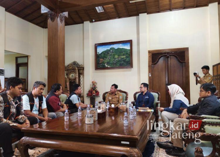 Sensus Ekonomi di Rembang Capai 49,5 Persen, BPS Tegaskan Tak Berkaitan dengan Pajak 25 BPS dan petugas Sensus Ekonomi 2026 mengunjungi kantor Bupati Rembang. (Dok. for Lingkarjateng.id)