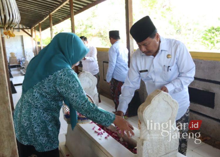 Bupati Harno beserta istri saat berziarah di makam tokoh pendiri Rembang pada Kamis, 23 Juli 2026. (Dok. for Lingkarjateng.id)