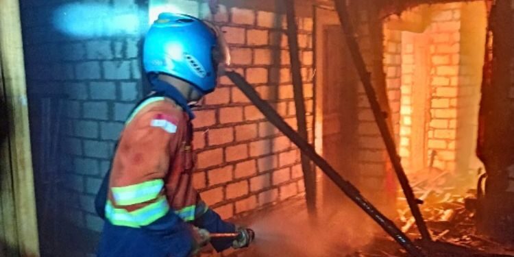 Petugas pemadam kebakaran BPBD Kabupaten Rembang berupaya memadamkan api yang melahap rumah milik Mohammad Suaib (50), warga Desa Japerejo RT 03 RW 01, Kecamatan Pamotan, Kabupaten Rembang, Selasa, 28 Juli 2026 malam.  (Dok. for Lingkarjateng.id)