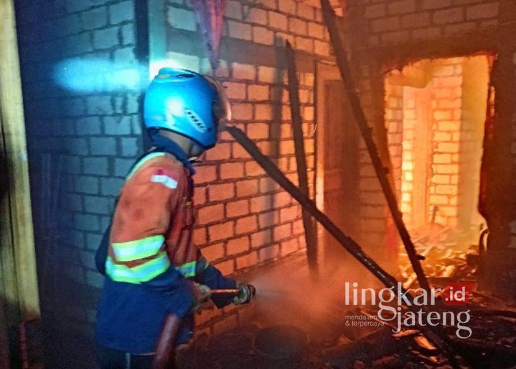 Petugas pemadam kebakaran BPBD Kabupaten Rembang berupaya memadamkan api yang melahap rumah milik Mohammad Suaib (50), warga Desa Japerejo RT 03 RW 01, Kecamatan Pamotan, Kabupaten Rembang, Selasa, 28 Juli 2026 malam.  (Dok. for Lingkarjateng.id)