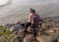 Aparat kepolisian mengevakuasi mayat pria tanpa identitas yang ditemukan di tepi pantai Desa Tasikagung, Kecamatan Rembang, Rabu, 29 Juli 2026. (Dok. for Lingkarjateng.id)