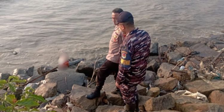 Aparat kepolisian mengevakuasi mayat pria tanpa identitas yang ditemukan di tepi pantai Desa Tasikagung, Kecamatan Rembang, Rabu, 29 Juli 2026. (Dok. for Lingkarjateng.id)