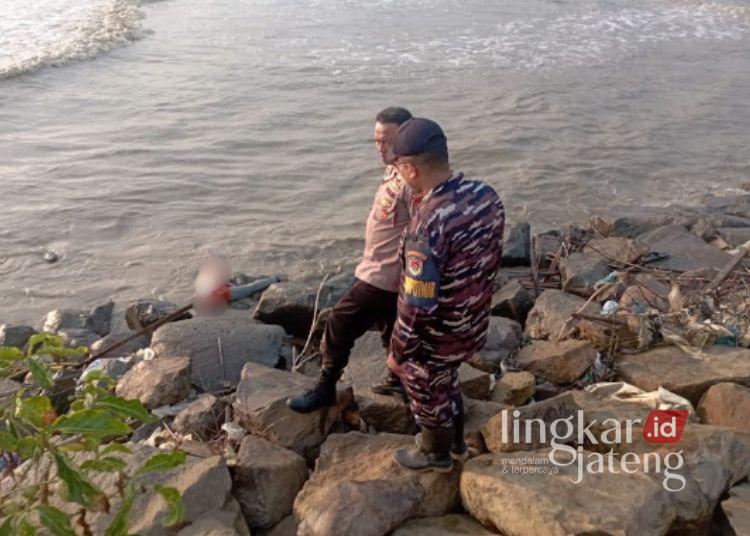 Aparat kepolisian mengevakuasi mayat pria tanpa identitas yang ditemukan di tepi pantai Desa Tasikagung, Kecamatan Rembang, Rabu, 29 Juli 2026. (Dok. for Lingkarjateng.id)