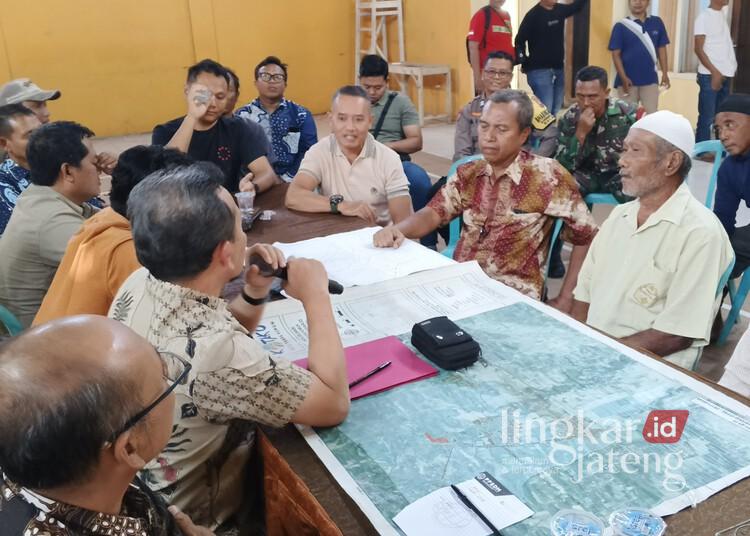 Sengketa Lahan di Sendangharjo Blora, BPN Siapkan Penataan Batas Tanah 25 Beberapa pihak dihadirkan dalam mediasi sengketa lahan di Balai Desa Sendangharjo, Kecamatan/Kabupaten Blora, Kamis, 9 Juli 2026. (Eko Wicaksono/Lingkarjateng.id)