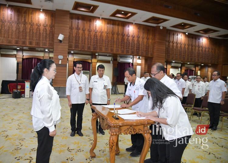 Wali Kota Semarang Rotasi-Mutasi 47 Pejabat, Sejumlah Nama Duduki Posisi Strategis 25 Wali Kota Semarang, Agustina Wilujeng Pramestuti, saat melantik sejumlah pejabat Pemkot Semarang di Ruang Loka Krida Balai Kota Semarang, Rabu, 8 Juli 2026. (Humas Pemkot Semarang/Lingkarjateng.id)