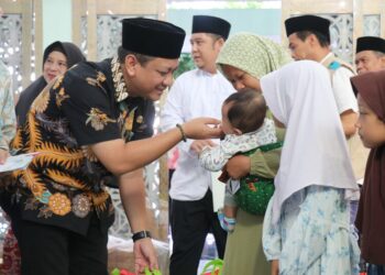 Wali Kota Pekalongan, Achmad Afzan Arslan Djunaid, saat menghadiri santunan anak yatim di Masjid Al-Ikhlas Jetayu, Kamis, 9 Juli 2026. (Fahri Akbar/Lingkarjateng.id)