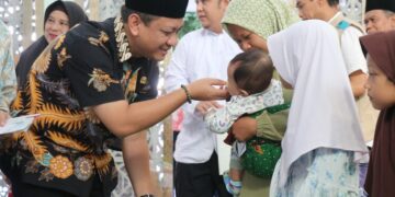Wali Kota Pekalongan Apresiasi Masjid Al-Ikhlas Jetayu Santuni Puluhan Anak Yatim di Bulan Muharam 10 Wali Kota Pekalongan, Achmad Afzan Arslan Djunaid, saat menghadiri santunan anak yatim di Masjid Al-Ikhlas Jetayu, Kamis, 9 Juli 2026. (Fahri Akbar/Lingkarjateng.id)