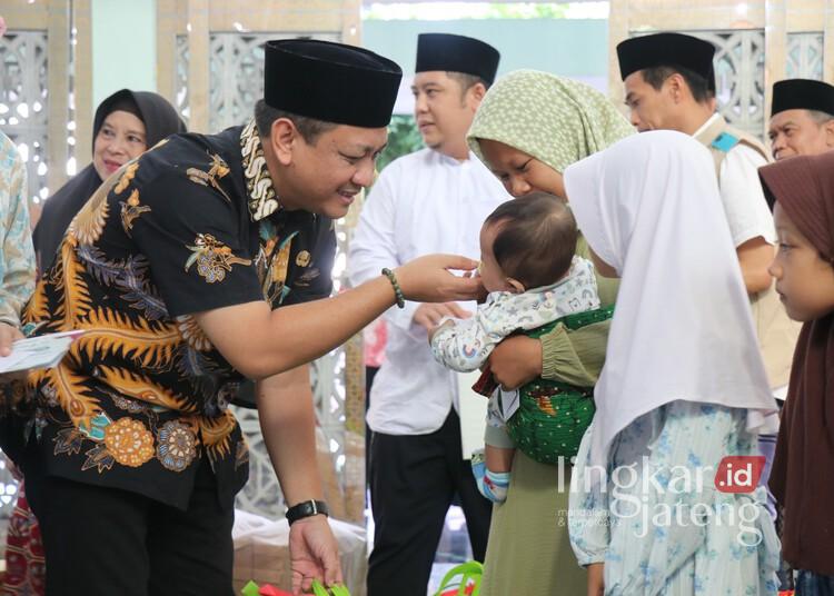 Wali Kota Pekalongan Apresiasi Masjid Al-Ikhlas Jetayu Santuni Puluhan Anak Yatim di Bulan Muharam 25 Wali Kota Pekalongan, Achmad Afzan Arslan Djunaid, saat menghadiri santunan anak yatim di Masjid Al-Ikhlas Jetayu, Kamis, 9 Juli 2026. (Fahri Akbar/Lingkarjateng.id)