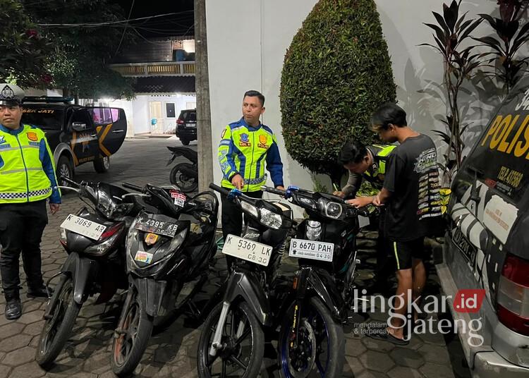 Patroli Balap Liar, Polisi Angkut Belasan Motor di Jalan Jenderal Sudirman Kudus 25 Polres Kudus saat mengamankan sepeda motor yang diduga digunakan untuk balap liar, Jumat, 10 Juli 2026. (Nisa Hafizhotus S./Lingkarjateng.id)