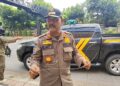Usai Diberi Peringatan Keras, Tiang Provider di Rembang Akan Ditertibkan 31 Kepala Satpol PP Rembang, Slamet Haryanto, saat menertibkan kabel provider, Senin, 13 Juli 2026. (Vicky Rio/Lingkarjateng.id)