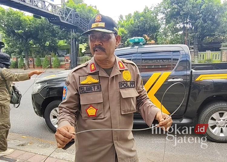 Kepala Satpol PP Rembang, Slamet Haryanto, saat menertibkan kabel provider, Senin, 13 Juli 2026. (Vicky Rio/Lingkarjateng.id)