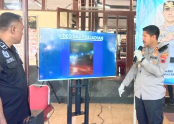 Kapolres Salatiga AKBP Ade Papa Rihi menjelaskan kronologi kasus penyerangan yang memakan korban jiwa di Mapolres, Selasa, 7 Juli 2026. (Angga Rosa/Lingkarjateng.id)