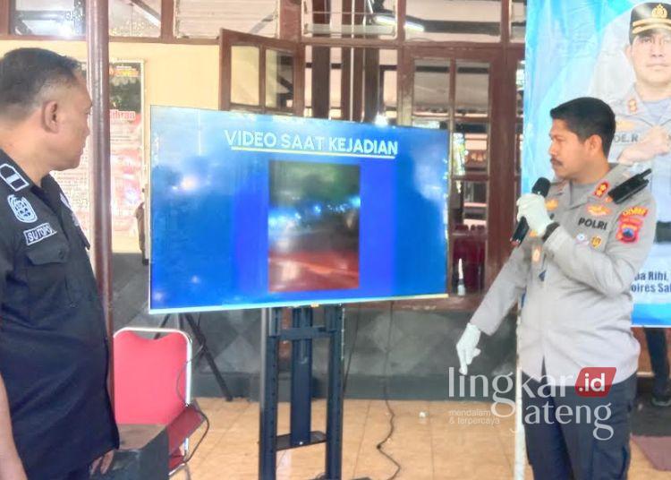 Kapolres Salatiga AKBP Ade Papa Rihi menjelaskan kronologi kasus penyerangan yang memakan korban jiwa di Mapolres, Selasa, 7 Juli 2026. (Angga Rosa/Lingkarjateng.id)