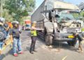 Petugas Satlantas Polres Salatiga memeriksa truk wing box yang mengalami kecelakaan di JLS Salatiga, Jumat, 17 Juli 2026. (Dok.Humas Satlantas Polres Salatiga/Lingkarjateng.id)