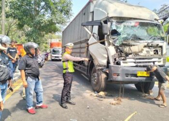 Petugas Satlantas Polres Salatiga memeriksa truk wing box yang mengalami kecelakaan di JLS Salatiga, Jumat, 17 Juli 2026. (Dok.Humas Satlantas Polres Salatiga/Lingkarjateng.id)