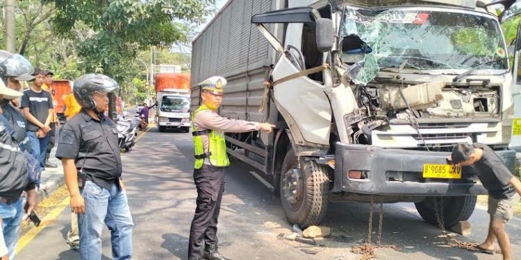 Petugas Satlantas Polres Salatiga memeriksa truk wing box yang mengalami kecelakaan di JLS Salatiga, Jumat, 17 Juli 2026. (Dok.Humas Satlantas Polres Salatiga/Lingkarjateng.id)