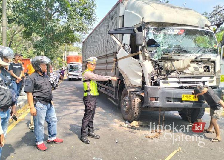 2 Truk Terlibat Kecelakaan di JLS Salatiga, 1 Sopir Luka 25 Petugas Satlantas Polres Salatiga memeriksa truk wing box yang mengalami kecelakaan di JLS Salatiga, Jumat, 17 Juli 2026. (Dok.Humas Satlantas Polres Salatiga/Lingkarjateng.id)