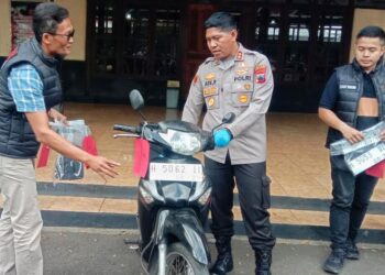 Kapolres Salatiga AKBP Ade Papa Rihi memeriksa barang bukti kasus curanmor di Mapolresta, Selasa, 21 Juli 2026. (Angga Rosa/Lingkarjateng.id)