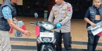Kapolres Salatiga AKBP Ade Papa Rihi memeriksa barang bukti kasus curanmor di Mapolresta, Selasa, 21 Juli 2026. (Angga Rosa/Lingkarjateng.id)