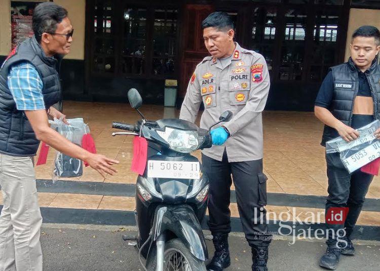Kapolres Salatiga AKBP Ade Papa Rihi memeriksa barang bukti kasus curanmor di Mapolresta, Selasa, 21 Juli 2026. (Angga Rosa/Lingkarjateng.id)